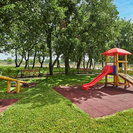 Cozy In With Outdoor Swimming Pool Apartment