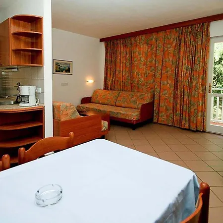Cozy In With Outdoor Swimming Pool Apartament Umag